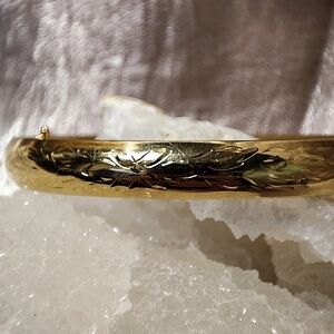 Vintage Smooth Gold Tone Plated Impressed Wreath Festoon Pattern Bangle Bracelet